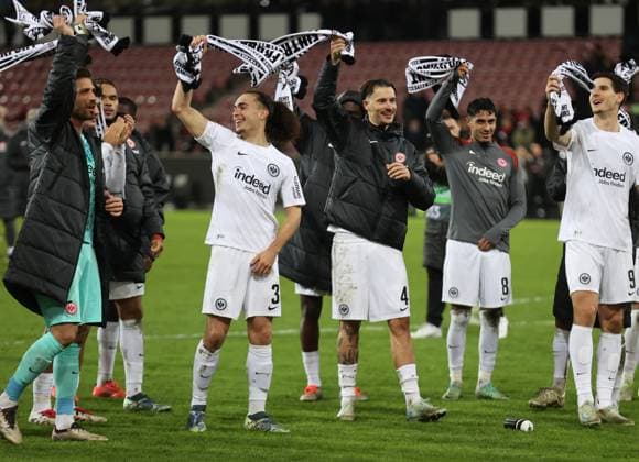 28.11.2024, Fussball UEFA Europa League, FC Midtjylland - Eintracht Frankfurt, emonline, emspor, v.l., Arthur Theate (Eintracht Frankfurt), Robin Koch (Eintracht Frankfurt) feiern mit den Fans DFL DFB REGULATIONS PROHIBIT ANY USE OF PHOTOGRAPHS AS IMAGE SEQUENCES AND OR QUASI-VIDEO. xdcx Copyright: HMBxMedia Claus