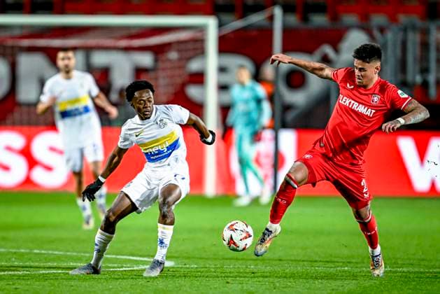 Union SG forwarder Mohammed Fuseini, FC Twente defender Mees Hilgers, during the match Twente - Union Sint-Gillis at the Grolsch Veste for the UEFA Europa League - League phase - Matchday 5 season 2024-2025 in ENSCHEDE, Netherlands on 28 november 2024, (photo by Stefan Koops EYE4images DeFodi Images) Defodi-doppelt_746_202194
