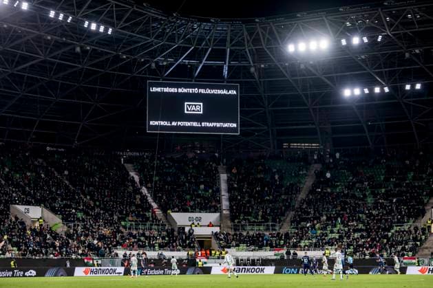 241128 A VAR decision awaits during the UEFA Europa League football match between Ferencvaros and Malmö FF on November 28, 2024 in Budapest. Photo: Petter Arvidson BILDBYRAN kod PA PA0935 fotboll football soccer fotball uefa europa league europa league malmö ff ferencvaros bbeng Copyright: PETTERxARVIDSON BB241128PA132