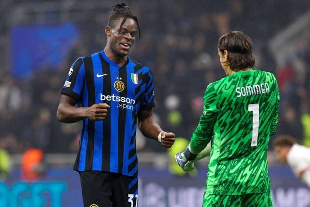 Serie A: FC Inter vs RB Leipzig Italy, Milan, 2024-11-26: Yann Sommer (FC Inter) and Yann Bisseck (FC Inter) victory celebration at the end of soccer game FC Inter vs RB Leipzig , UCL 2024-2025, League Phase MD5, San Siro Stadium Milan Lombardy Italy Copyright: xFabrizioxAndreaxBertanix