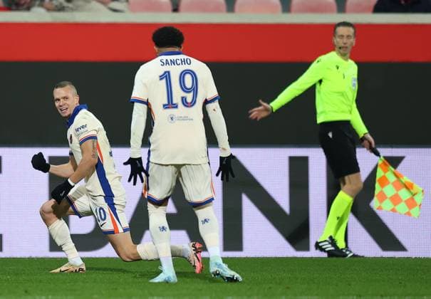 Mykhailo Mudryk of Chelsea celebrates scoring his sides second goal with team-mate Jadon Sancho Heidenheim v Chelsea, UEFA Conference League, Group Stage, Football, Voith-Arena, Heidenheim, Germany - 28 Nov 2024 EDITORIAL USE ONLY No use with unauthorised audio, video, data, fixture lists, club league logos or live services. Online in-match use limited to 120 images, no video emulation. No use in betting, games or single club league player publications.  Copyright: xMichaelxZemanek Shutterstockx 14945047bz