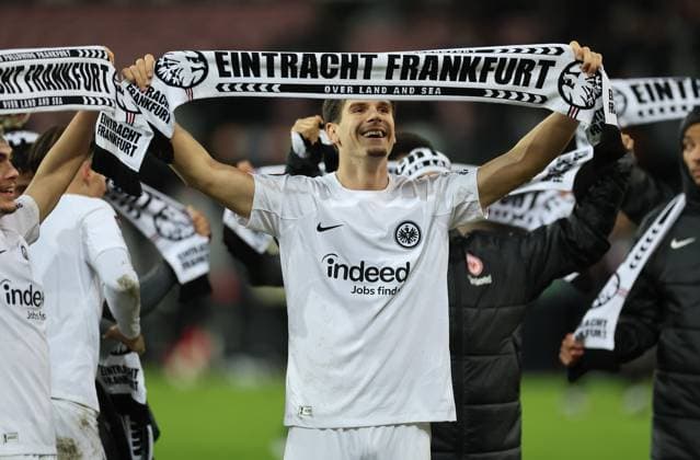 28.11.2024, Fussball UEFA Europa League, FC Midtjylland - Eintracht Frankfurt, emonline, emspor, v.l., Igor Matanovic (Eintracht Frankfurt) feiert mit den Fans DFL DFB REGULATIONS PROHIBIT ANY USE OF PHOTOGRAPHS AS IMAGE SEQUENCES AND OR QUASI-VIDEO. xdcx Copyright: HMBxMedia Claus