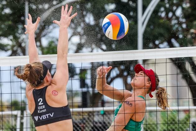 Bilder des Jahres 2024, Sport 11 November Sport Themen der Woche KW48 Sport Bilder des Tages (241129) -- LAGUNA PROVINCE, Nov. 29, 2024 -- Hailey Harward (R) of the United States competes against Lea Sophie Kunst of Germany during the women s pool E match between the United States and Germany at the 2024 Volleyball World Beach Pro Tour Challenge in Laguna Province, the Philippines, Nov. 29, 2024. ) (SP)PHILIPPINES-LAGUNA PROVINCE-VOLLEYBALL WORLD BEACH PRO TOUR CHALLENGE RouellexUmali 