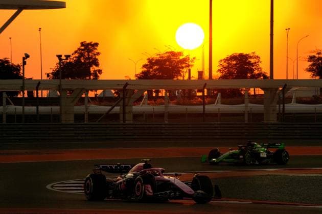 29.11.2024, Losail International Circuit, Doha, Formula 1 Qatar Airways Qatar Grand Prix 2024 ,im Bild Pierre Gasly (FRA), Alpine F1 Team, Valtteri Bottas (FIN), Stake F1 Team Kick Sauber (Photo by Hasan Bratic DeFodi Images) Defodi-506_20241129_hbr_2443