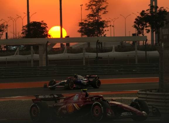 29.11.2024, Losail International Circuit, Doha, Formula 1 Qatar Airways Qatar Grand Prix 2024 ,im Bild Carlos Sainz Jr. (ESP), Scuderia Ferrari HP, Yuki Tsunoda (JPN), Visa Cash App RB Formula One Team (Photo by Hasan Bratic DeFodi Images) Defodi-506_20241129_hbr_2882