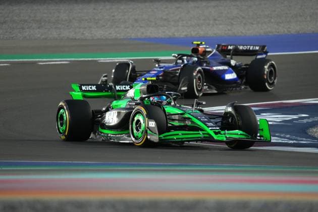 Formula 1 Qatar Airways Qatar Grand Prix 2024 29.11.2024, Losail International Circuit, Doha, Formula 1 Qatar Airways Qatar Grand Prix 2024 ,im Bild Zhou Guanyu (CHN), Stake F1 Team Kick Sauber, Franco Colapinto (ARG), Williams Racing