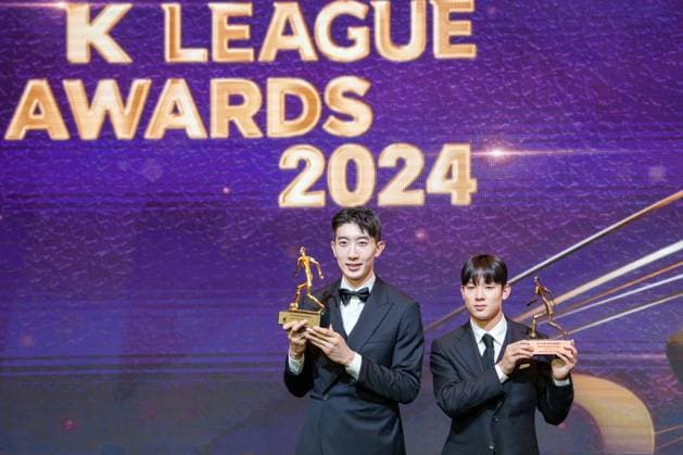 Sport Themen der Woche KW48 Sport Bilder des Tages K LEAGUE AWARDS 2024 SEOUL, SOUTH KOREA, NOV 29: Jo Hyeon-woo of Ulsan Hyundai, Yang Min-hyuk of Gangwon FC during K LEAGUE AWARDS 2024 at the swiss grand hotel in Seoul, South Korea, on November 29, 2024. Seoul the Swiss Grand Hotel South Korea 8149_282371 Copyright: xStevexChoxKyewoong PentaxPressx