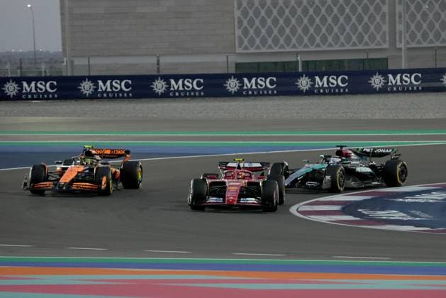 Formula 1 Qatar Airways Qatar Grand Prix 2024 29.11.2024, Losail International Circuit, Doha, Formula 1 Qatar Airways Qatar Grand Prix 2024 ,im Bild Carlos Sainz Jr. (ESP), Scuderia Ferrari HP, Lando Norris (GBR), McLaren F1 Team, George Russell (GBR), Mercedes-AMG Petronas Formula One Team