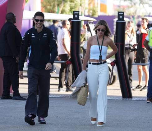 29.11.2024, Losail International Circuit, Doha, Formula 1 Qatar Airways Qatar Grand Prix 2024 ,im Bild Esteban Ocon (FRA), Alpine F1 Team mit Freundin Flavy Barla (Photo by Hasan Bratic DeFodi Images) Defodi-506_20241129_hbr_1679
