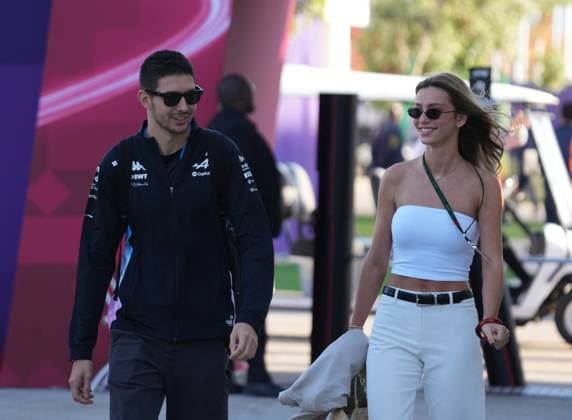 29.11.2024, Losail International Circuit, Doha, Formula 1 Qatar Airways Qatar Grand Prix 2024 ,im Bild Esteban Ocon (FRA), Alpine F1 Team mit Freundin Flavy Barla (Photo by Hasan Bratic DeFodi Images) Defodi-506_20241129_hbr_1703