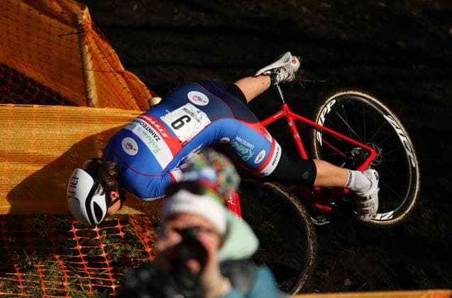 Radcross-Weltmeisterschaften der Masters in Hamburg. Eine Teilnehmerin bleibt auf einer Abfahrt an einem Begrenzungspfosten hängen und kommt zu Fall.
