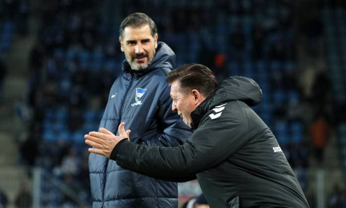 Trainer Cristian Fiel redet mit Trainer Christian Titz Aktion Oberkörper Fußball Fussball 2.Bundesliga Herren 14. Spieltag Saison 2024 2025 29.11.2024 1.FC Magdeburg FCM vs. Hertha BSC Berlin DFL regulations prohibit any use of photographs as image sequences and or quasi-video.