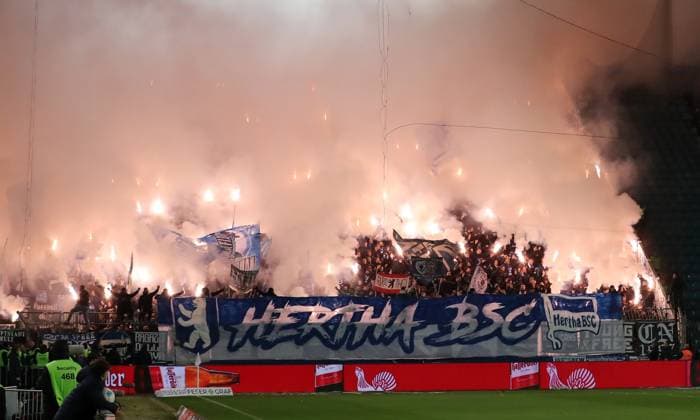 Sport Bilder des Tages Pyrotechnik, Bengalos, Feuerwerk im Berliner Gästefanblock Fußball Fussball 2.Bundesliga Herren 14. Spieltag Saison 2024 2025 29.11.2024 1.FC Magdeburg FCM vs. Hertha BSC Berlin DFL regulations prohibit any use of photographs as image sequences and or quasi-video.