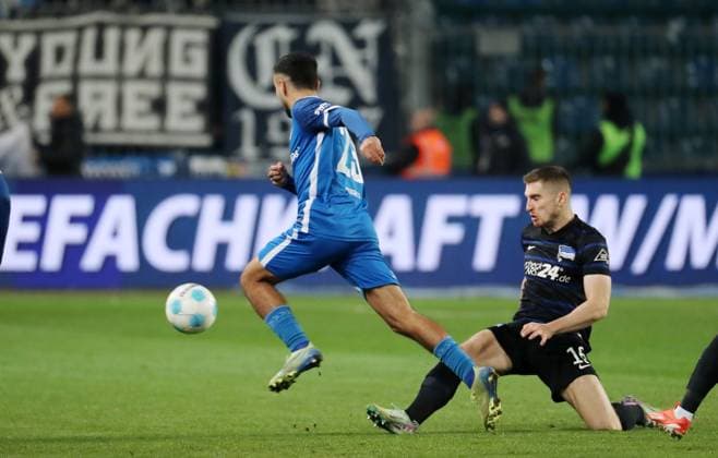 Baris Atik am Ball, Jonjoe Kenny Zweikampf Spielszene Aktion Fußball Fussball 2.Bundesliga Herren 14. Spieltag Saison 2024 2025 29.11.2024 1.FC Magdeburg FCM vs. Hertha BSC Berlin DFL regulations prohibit any use of photographs as image sequences and or quasi-video.