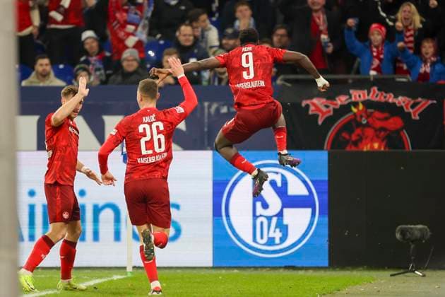 Sport Themen der Woche KW48 Sport Bilder des Tages Ragnar Ache (1. FC Kaiserslautern) bejubelt seinen Treffer zum 0:1, 2. Bundesliga, FC Schalke 04 vs 1. FC Kaiserslautern, Veltins-Arena am 29. November 2024 in Gelsenkirchen, Deutschland. (Foto von Marco Steinbrenner DeFodi Images) Ragnar Ache (1. FC Kaiserslautern) celebrates after scoring his teams first goal, 2. Bundesliga, FC Schalke 04 vs 1. FC Kaiserslautern, Veltins-Arena, November 29, 2024 in Gelsenkirchen, Germany. (Photo by Marco Steinbrenner DeFodi Images) DFB DFL REGULATIONS PROHIBIT ANY USE OF PHOTOGRAPHS AS IMAGE SEQUENCES AND OR QUASI-VIDEO. Defodi-700_schalke_fck_20241129_032 *** Ragnar Ache 1 FC Kaiserslautern celebrates his goal for 0 1, 2 Bundesliga, FC Schalke 04 vs 1 FC Kaiserslautern, Veltins Arena, November 29, 2024 in Gelsenkirchen, Germany Photo by Marco Steinbrenner DeFodi Images Ragnar Ache 1 FC Kaiserslautern celebrates after scoring his teams first goal, 2 Bundesliga, FC Schalke 04 vs 1 FC Kaiserslautern, Veltins Arena, November 29, 2024 in Gelsenkirchen, Germany Photo by Marco Steinbrenner DeFodi Images DFB DFL REGULATIONS PROHIBIT ANY USE OF PHOTOGRAPHS AS IMAGE SEQUENCES AND OR QUASI VIDEO Defodi 700 schalke fck 20241129 032 Defodi-700 DFB DFL REGULATIONS PROHIBIT ANY USE OF PHOTOGRAPHS AS IMAGE SEQUENCES AND OR QUASI-VIDEO.