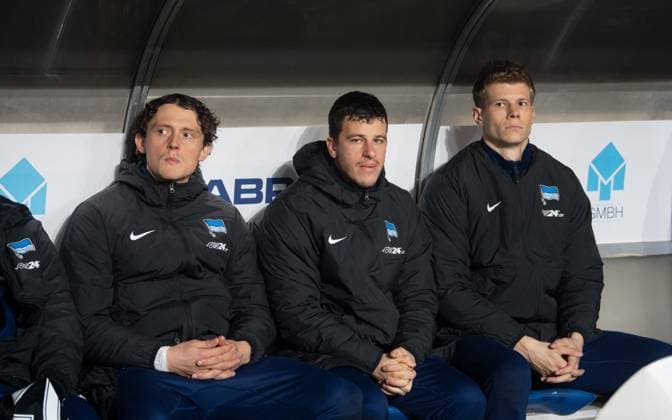 Fussball, Herren, Saison 2024 2025, 2. Bundesliga (14. Spieltag), 1. FC Magdeburg - Hertha BSC, v. l. Fabian Reese (Hertha BSC), Diego Demme (Hertha BSC), Luca Schuler (Hertha BSC) auf der Bank, 29.11. 2024,