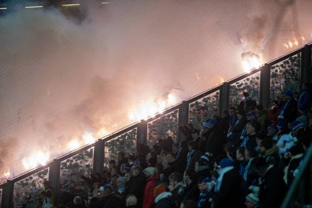 Fussball, Herren, Saison 2024 2025, 2. Bundesliga (14. Spieltag), 1. FC Magdeburg - Hertha BSC, Gästeblock, Fans von Hertha brennen Feuerwerk ab, 29.11. 2024,