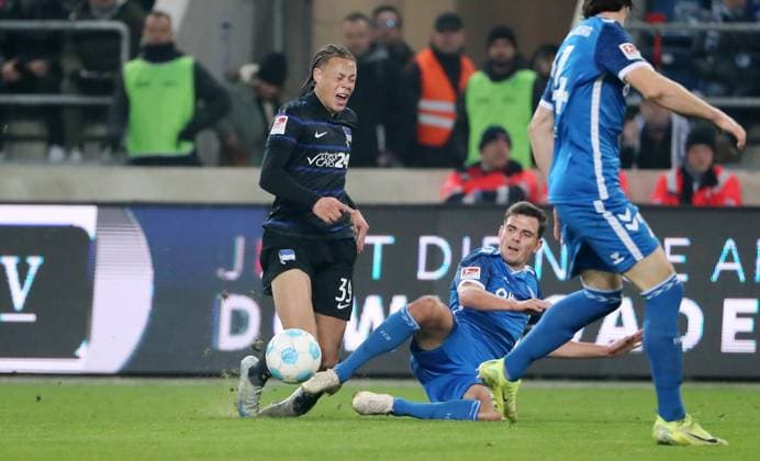 Derry Scherhant am Ball, Tobias Müller Zweikampf Spielszene Aktion Fußball Fussball 2.Bundesliga Herren 14. Spieltag Saison 2024 2025 29.11.2024 1.FC Magdeburg FCM vs. Hertha BSC Berlin DFL regulations prohibit any use of photographs as image sequences and or quasi-video.