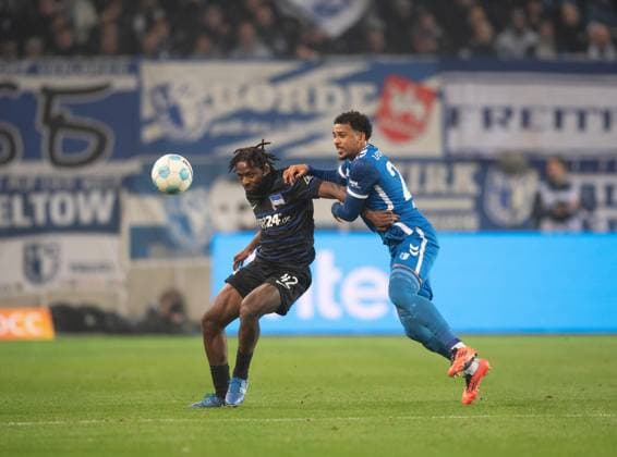 Fussball, Herren, Saison 2024 2025, 2. Bundesliga (14. Spieltag), 1. FC Magdeburg - Hertha BSC, v. l. Deyovaisio Zeefuik (Hertha BSC), Xavier Amaechi (1. FC Magdeburg), 29.11. 2024,