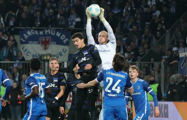 Torwart Dominik Reimann fängt den Ball vor Ibrahim Maza Zweikampf Spielszene Aktion Fußball Fussball 2.Bundesliga Herren 14. Spieltag Saison 2024 2025 29.11.2024 1.FC Magdeburg FCM vs. Hertha BSC Berlin DFL regulations prohibit any use of photographs as image sequences and or quasi-video.
