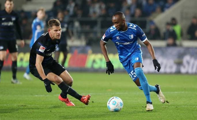 Florian Niederlechner, Silas Gnaka am Ball Zweikampf Spielszene Aktion Fußball Fussball 2.Bundesliga Herren 14. Spieltag Saison 2024 2025 29.11.2024 1.FC Magdeburg FCM vs. Hertha BSC Berlin DFL regulations prohibit any use of photographs as image sequences and or quasi-video.