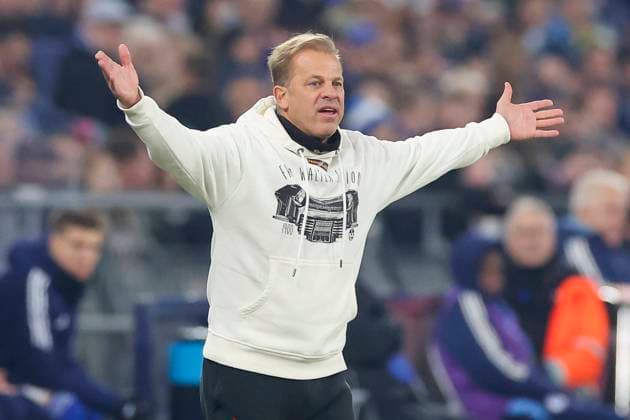 Trainer Markus Anfang (1. FC Kaiserslautern) gestikuliert, 2. Bundesliga, FC Schalke 04 vs 1. FC Kaiserslautern, Veltins-Arena am 29. November 2024 in Gelsenkirchen, Deutschland. (Foto von Marco Steinbrenner DeFodi Images) Trainer Markus Anfang (1. FC Kaiserslautern) gestures, 2. Bundesliga, FC Schalke 04 vs 1. FC Kaiserslautern, Veltins-Arena, November 29, 2024 in Gelsenkirchen, Germany. (Photo by Marco Steinbrenner DeFodi Images) DFB DFL REGULATIONS PROHIBIT ANY USE OF PHOTOGRAPHS AS IMAGE SEQUENCES AND OR QUASI-VIDEO. Defodi-700_schalke_fck_20241129_048