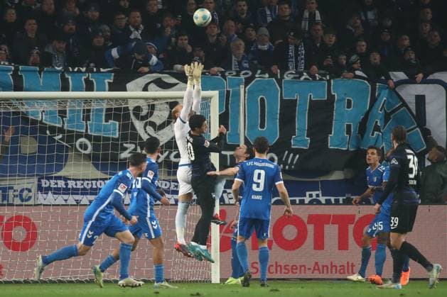 29.11.2024, xgox, Fussball 2. Bundesliga, 1. FC Magdeburg - Hertha BSC Berlin emspor, v.l. Dominik Reimann (Magdeburg, 1) Parade, haelt den Ball, faengt den Ball, pariert (DFL DFB REGULATIONS PROHIBIT ANY USE OF PHOTOGRAPHS as IMAGE SEQUENCES and or QUASI-VIDEO) Magdeburg