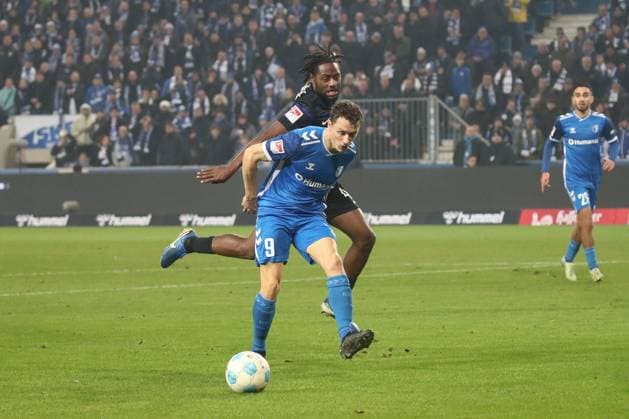 29.11.2024, xgox, Fussball 2. Bundesliga, 1. FC Magdeburg - Hertha BSC Berlin emspor, v.l. Deyovaisio Zeefuik (Hertha, 42), Martijn Kaars (Magdeburg, 9) Zweikampf, Duell, Kampf, tackle (DFL DFB REGULATIONS PROHIBIT ANY USE OF PHOTOGRAPHS as IMAGE SEQUENCES and or QUASI-VIDEO) Magdeburg