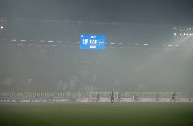 Fussball, Herren, Saison 2024 2025, 2. Bundesliga (14. Spieltag), 1. FC Magdeburg - Hertha BSC, Rauch im Stadion, 29.11. 2024,