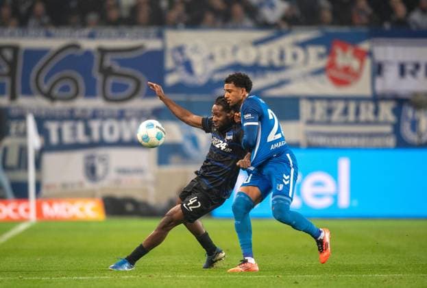 Fussball, Herren, Saison 2024 2025, 2. Bundesliga (14. Spieltag), 1. FC Magdeburg - Hertha BSC, v. l. Deyovaisio Zeefuik (Hertha BSC), Xavier Amaechi (1. FC Magdeburg), 29.11. 2024,