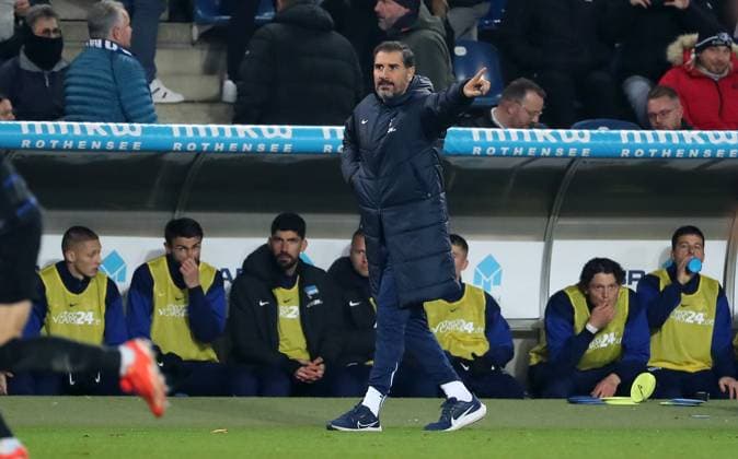Trainer Cristian Fiel zeigend, gestikulierend Einzelbild Freisteller Aktion Fußball Fussball 2.Bundesliga Herren 14. Spieltag Saison 2024 2025 29.11.2024 1.FC Magdeburg FCM vs. Hertha BSC Berlin DFL regulations prohibit any use of photographs as image sequences and or quasi-video.