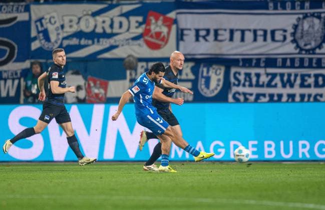 Fussball, Herren, Saison 2024 2025, 2. Bundesliga (14. Spieltag), 1. FC Magdeburg - Hertha BSC, Mohammed El Hankouri (1. FC Magdeburg) erzielt das Tor zum 1:0 gegen Toni Leistner (Hertha BSC), 29.11. 2024,