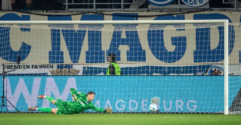 Fussball, Herren, Saison 2024 2025, 2. Bundesliga (14. Spieltag), 1. FC Magdeburg - Hertha BSC, Mohammed El Hankouri (nicht im Bild, 1. FC Magdeburg) erzielt das Tor zum 1:0 gegen Torwart Tjark Ernst (Hertha BSC), 29.11. 2024,