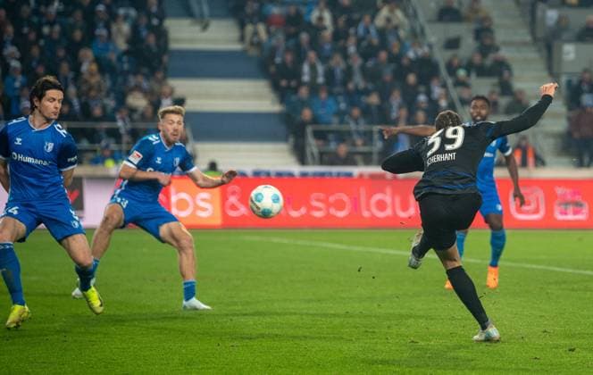 Fussball, Herren, Saison 2024 2025, 2. Bundesliga (14. Spieltag), 1. FC Magdeburg - Hertha BSC, v. l. Jean Hugonet (1. FC Magdeburg), Connor Krempicki (1. FC Magdeburg), Derry Scherhant (Hertha BSC) erzielt das Tor zum 1:1, 29.11. 2024,