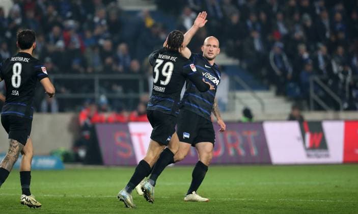 Derry Scherhant jubelt nach 1:1 mit Toni Leistner Freude Emotion Jubel Fußball Fussball 2.Bundesliga Herren 14. Spieltag Saison 2024 2025 29.11.2024 1.FC Magdeburg FCM vs. Hertha BSC Berlin DFL regulations prohibit any use of photographs as image sequences and or quasi-video.
