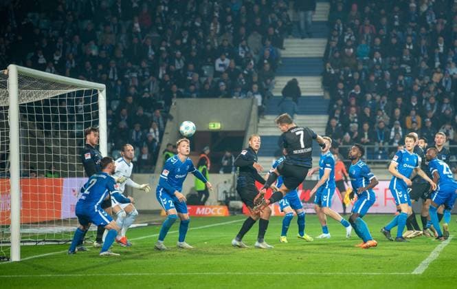 Fussball, Herren, Saison 2024 2025, 2. Bundesliga (14. Spieltag), 1. FC Magdeburg - Hertha BSC, Florian Niederlechner (7, Hertha BSC) erzielt das Tor zum 1:2 gegen Torwart Dominik Reimann (1. FC Magdeburg), 29.11. 2024,