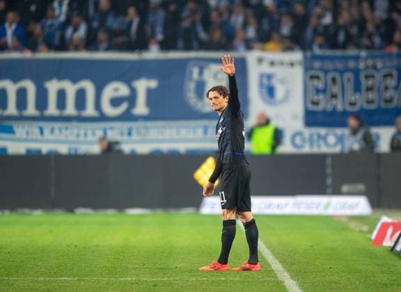 Fussball, Herren, Saison 2024 2025, 2. Bundesliga (14. Spieltag), 1. FC Magdeburg - Hertha BSC, Fabian Reese (Hertha BSC) winkt den Fans von Hertha zu, 29.11. 2024,