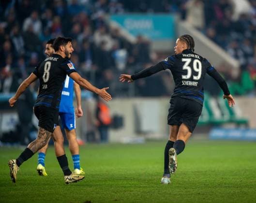 Fussball, Herren, Saison 2024 2025, 2. Bundesliga (14. Spieltag), 1. FC Magdeburg - Hertha BSC, v. l. Kevin Sessa (Hertha BSC), Derry Scherhant (Hertha BSC), Jubel nach Tor zum 1:1, 29.11. 2024,