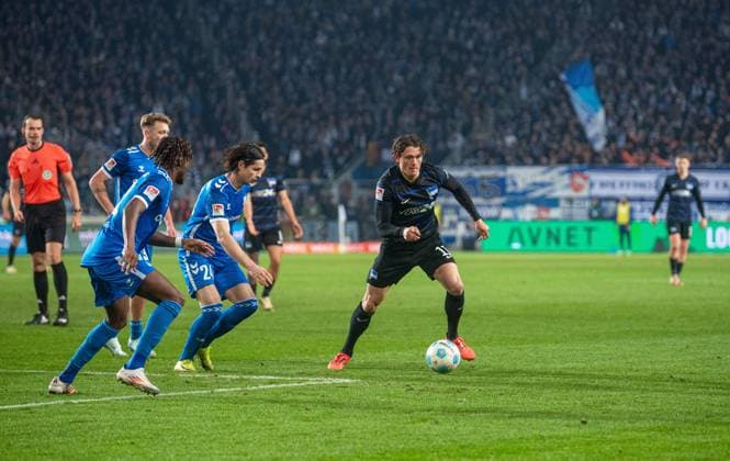 Fussball, Herren, Saison 2024 2025, 2. Bundesliga (14. Spieltag), 1. FC Magdeburg - Hertha BSC, v.l. Pierre Nadjombe (1. FC Magdeburg), Jean Hugonet (1. FC Magdeburg), Fabian Reese (Hertha BSC), 29.11. 2024,