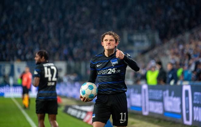 Fussball, Herren, Saison 2024 2025, 2. Bundesliga (14. Spieltag), 1. FC Magdeburg - Hertha BSC, v. l. Deyovaisio Zeefuik (Hertha BSC), Fabian Reese (Hertha BSC) winkt den Fans von Hertha zu, 29.11. 2024,