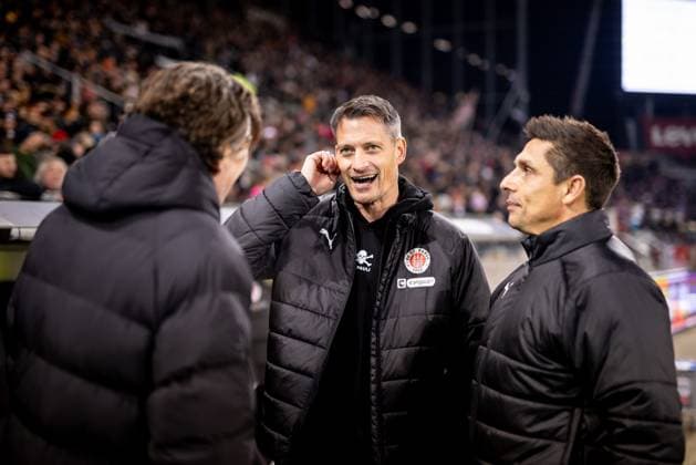 Hamburg, 29. November 2024 - Fußball, 1. Bundesliga 2024 25, FC St. Pauli - Holstein Kiel: Carsten Wehlmann (Holstein Kiel, Vizepräsident und Geschäftsführer , Alexander Blessin (FC St. Pauli, Trainer), Marcel Rapp (Holstein Kiel, Trainer) DFL REGULATIONS PROHIBIT ANY USE OF PHOTOGRAPHS AS IMAGE SEQUENCES AND OR QUASI-VIDEO. *** Hamburg, November 29, 2024 Football, 1 Bundesliga 2024 25, FC St Pauli Holstein Kiel Carsten Wehlmann Holstein Kiel, Vice President and Managing Director Sport , Alexander Blessin FC St Pauli, Coach , Marcel Rapp Holstein Kiel, Coach DFL REGULATIONS PROHIBIT ANY USE OF PHOTOGRAPHS AS IMAGE SEQUENCES AND OR QUASI VIDEO