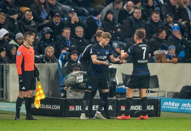 Fussball, Herren, Saison 2024 2025, 2. Bundesliga (14. Spieltag), 1. FC Magdeburg - Hertha BSC, v. l. Luca Schuler (Hertha BSC) wird mit Pfiffen der Magdeburger Fans empfangen, Florian Niederlechner (Hertha BSC), 29.11. 2024,