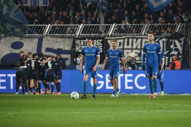 29.11.2024, xgox, Fussball 2. Bundesliga, 1. FC Magdeburg - Hertha BSC Berlin emspor, v.l. Magdeburg um Martijn Kaars (Magdeburg, 9), Connor Krempicki (Magdeburg, 13), Falko Michel (Magdeburg, 21) enttaeuscht, enttäuscht, schaut enttaeuscht, niedergeschlagen, disappointed, Hertha Jubel, Torjubel, jubelt ueber das Tor, celebrate the goal, celebration (DFL DFB REGULATIONS PROHIBIT ANY USE OF PHOTOGRAPHS as IMAGE SEQUENCES and or QUASI-VIDEO) Magdeburg
