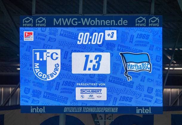 Fussball, Herren, Saison 2024 2025, 2. Bundesliga (14. Spieltag), 1. FC Magdeburg - Hertha BSC, Anzeigetafel mit 1:3-Endstand, 29.11. 2024,