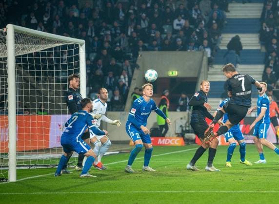 Fussball, Herren, Saison 2024 2025, 2. Bundesliga (14. Spieltag), 1. FC Magdeburg - Hertha BSC, Florian Niederlechner (7, Hertha BSC) erzielt das Tor zum 1:2 gegen Torwart Dominik Reimann (1. FC Magdeburg), 29.11. 2024,