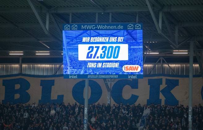 Fussball, Herren, Saison 2024 2025, 2. Bundesliga (14. Spieltag), 1. FC Magdeburg - Hertha BSC, Anzeigetafel mit Zuschauerzahl 27300 unten fans von Magdeburg, 29.11. 2024,