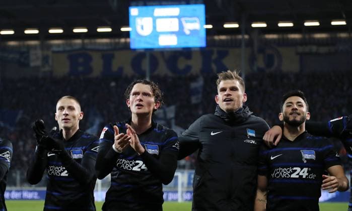 Palko Dardai, Fabian Reese, Florian Niederlechner, Kevin Diego Sessa, Herthamannschaft feiert 3:1 Sieg vor den Fans Freude Emotion Jubel nach Spielende Fußball Fussball 2.Bundesliga Herren 14. Spieltag Saison 2024 2025 29.11.2024 1.FC Magdeburg FCM vs. Hertha BSC Berlin DFL regulations prohibit any use of photographs as image sequences and or quasi-video.