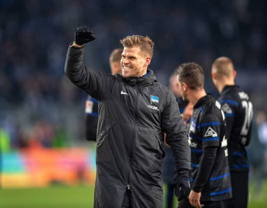 Fussball, Herren, Saison 2024 2025, 2. Bundesliga (14. Spieltag), 1. FC Magdeburg - Hertha BSC, Florian Niederlechner (Hertha BSC), Jubel nach dem Abpfiff, 29.11. 2024,