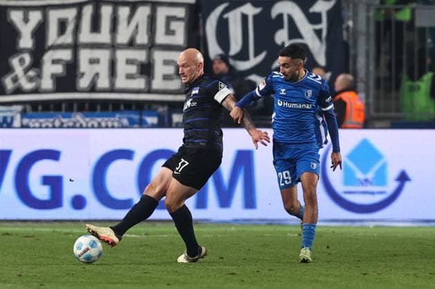 Toni Leistner (Hertha BSC Berlin,37) gegen Livan Burcu (1. FC Magdeburg,29) - 2. Fussball Bundesliga Saison 2024-2025 1. FC Magdeburg vs. Hertha BSC Berlin in der Avnet Arena in Magdeburg - Aktion,Fußball,Mann,Männer,Deutschland,29.11.2024