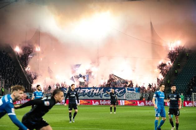 Pyrotechnik im Fanblock von Hertha BSC Berlin - 2. Fussball Bundesliga Saison 2024-2025 1. FC Magdeburg vs. Hertha BSC Berlin in der Avnet Arena in Magdeburg - Fußball,Mann,Männer,Deutschland,29.11.2024